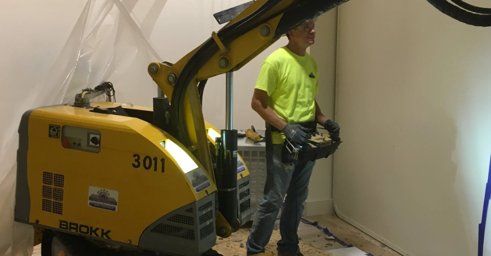 Remote demolition in confined space — safe concrete removal (2)